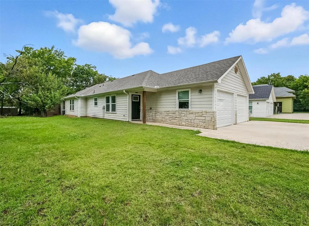 910 N Throckmorton 914, Sherman