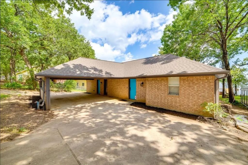 828 Oak Landing Circle, Kemp