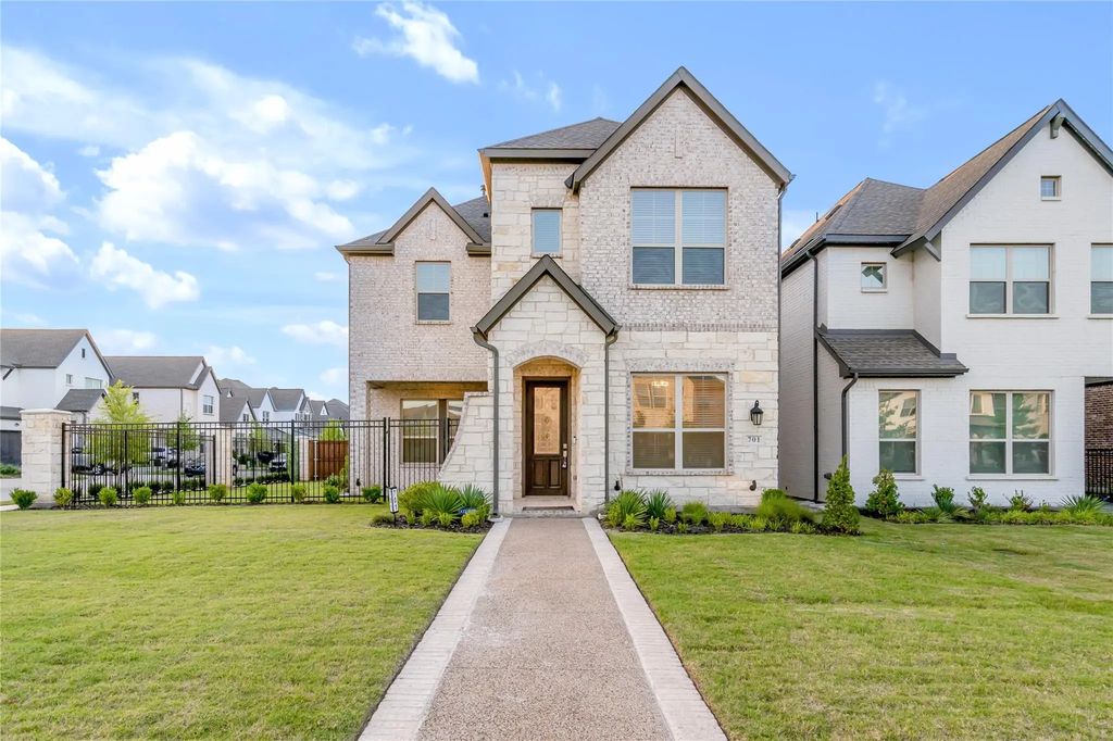 701 Prairie Falcon Drive, Arlington