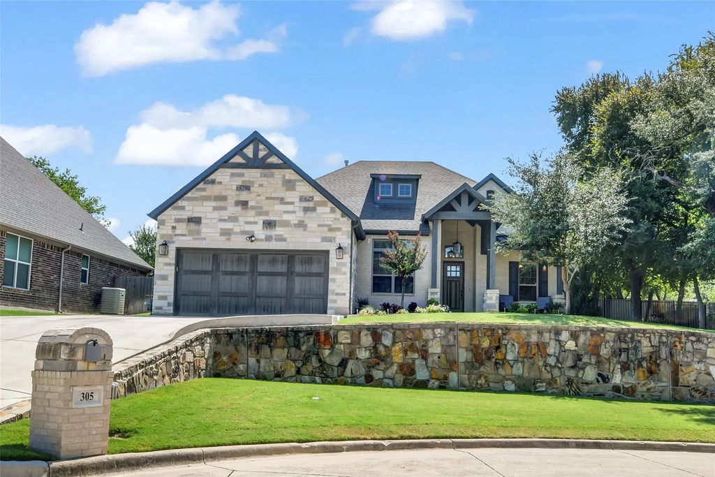 305 Familia Court, Azle