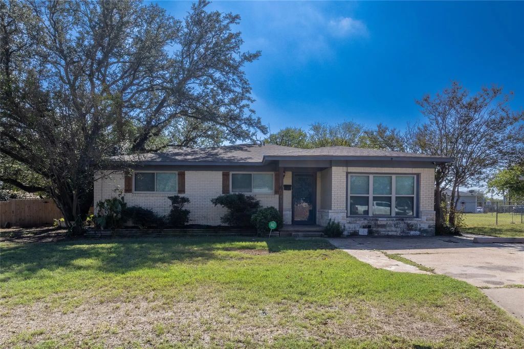 611 Crestview Drive, Granbury
