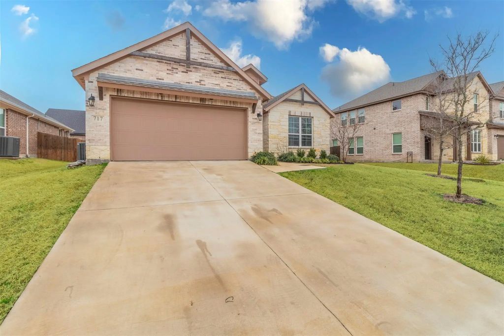 717 Woodcrest Drive, Ennis