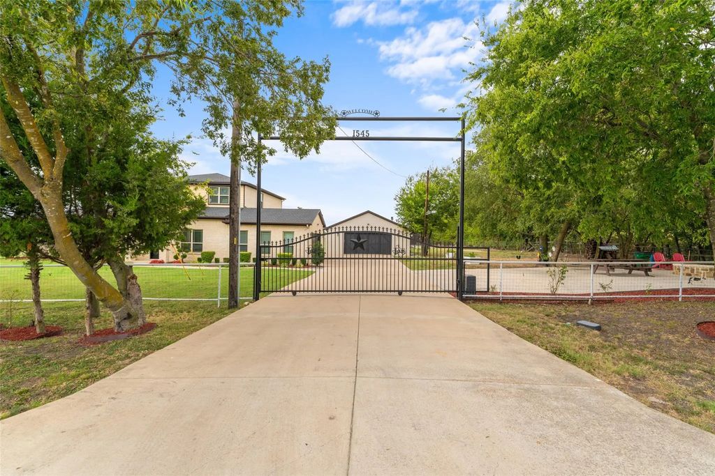 1545 County Road 4106, Kaufman