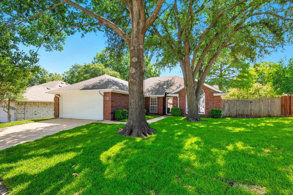 316 Lexington Lane, Euless