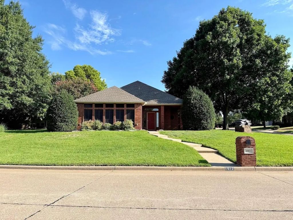 1912 Spinnaker Lane, Azle