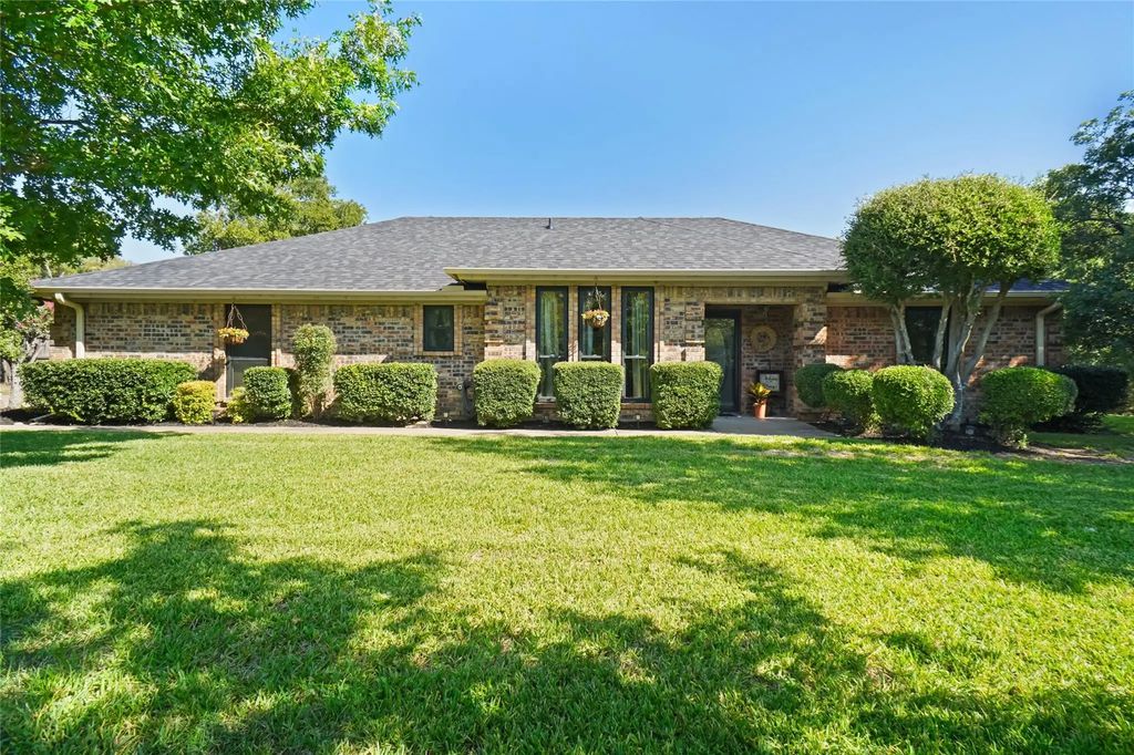 204 Crest Ridge Circle, Lakeside