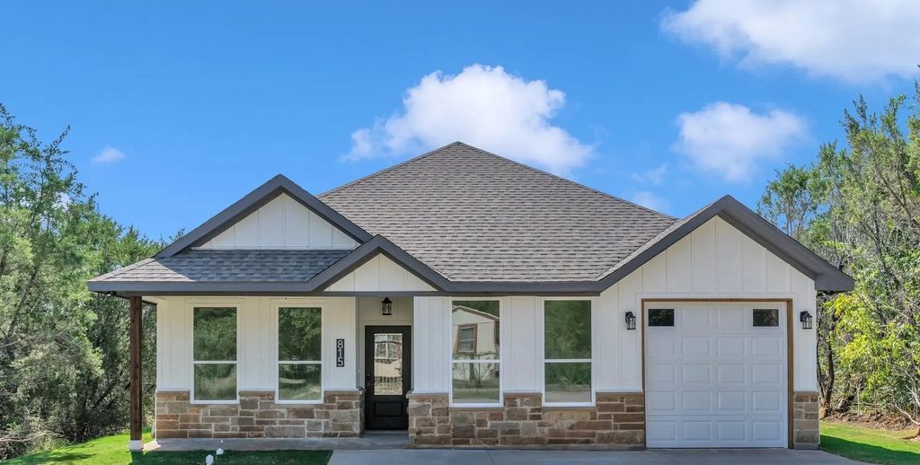 815 Arkansas River Drive, Granbury