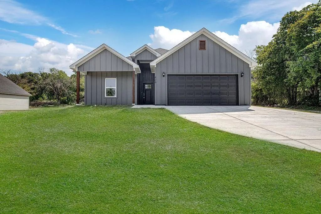 428 Wilshire Avenue, Azle
