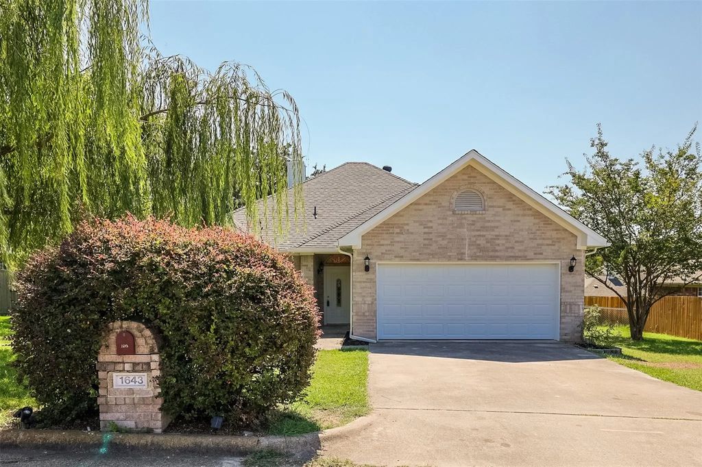 1643 Oxford Drive, Kaufman