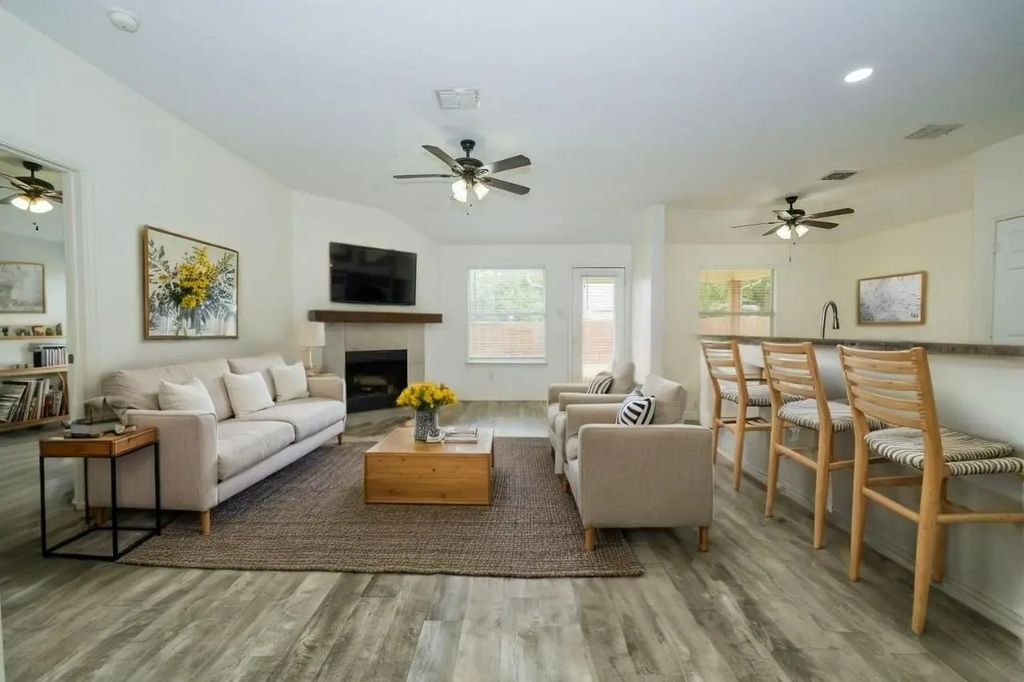 1405 Morning Dove, Aubrey