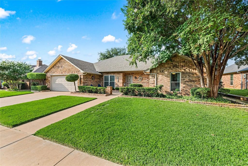 1205 Brookshire Drive, Bedford