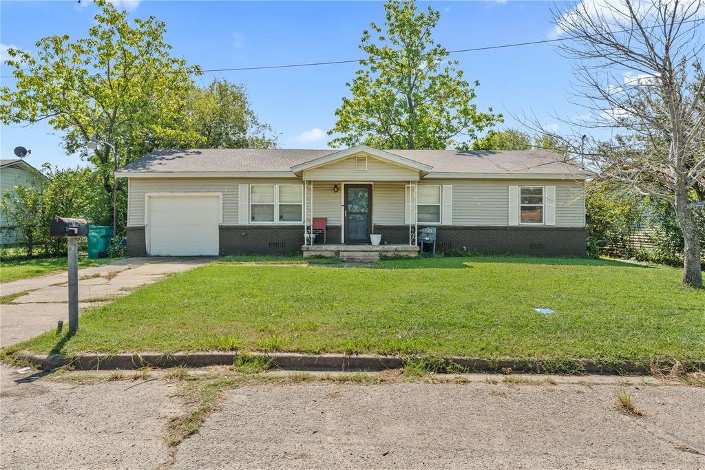 305 Avenue I, Lacy Lakeview
