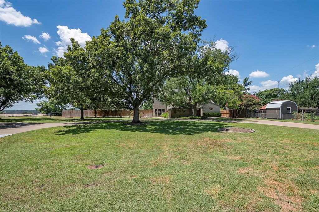 1102 Holiday Court, Granbury