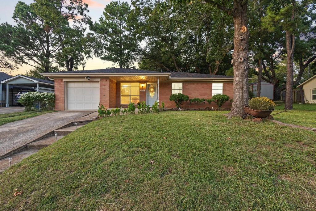1409 W Crawford Street, Denison