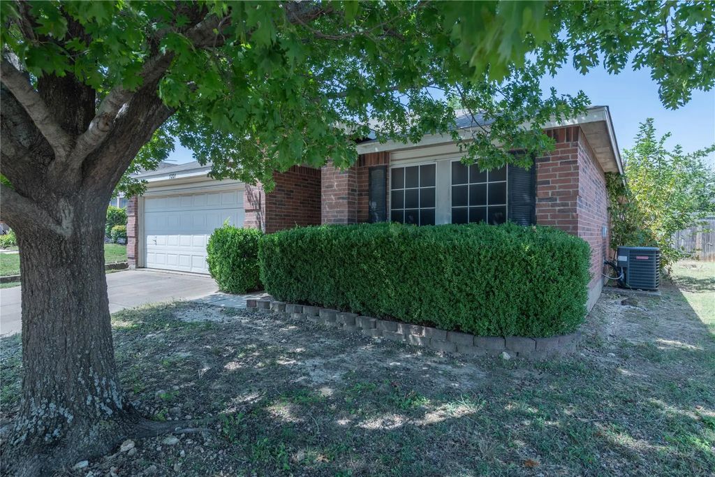 5221 Prestwick Drive, Fort Worth