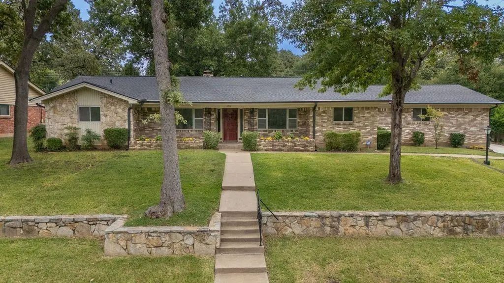 1212 Brookside Drive, Hurst