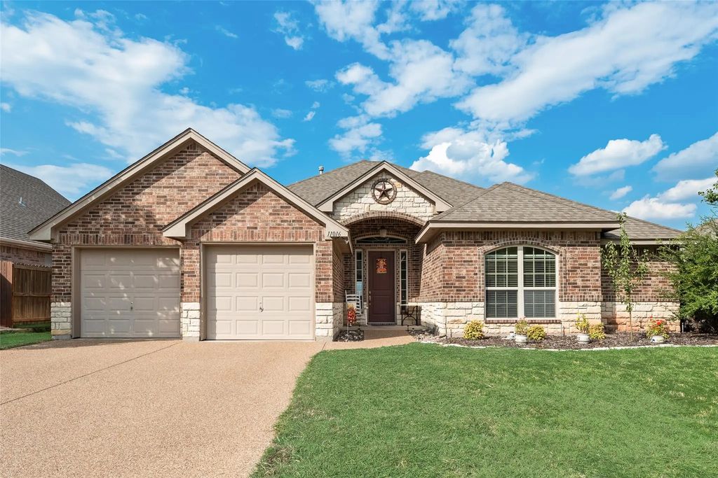 11016 Castle Oak Lane W, Fort Worth