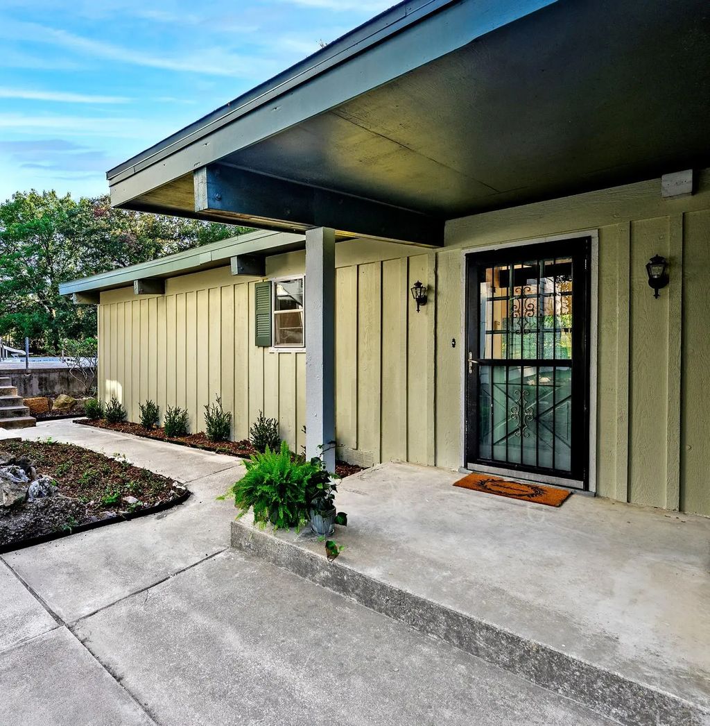 920 Hanna Drive, Denison