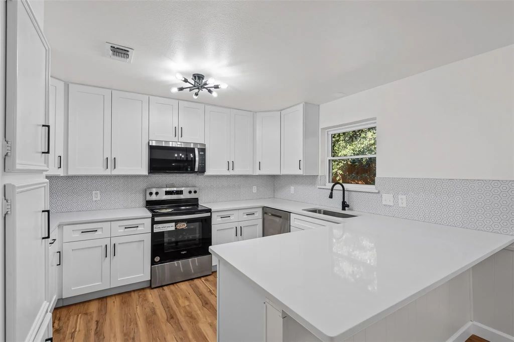 912 Jayellen Court, Burleson
