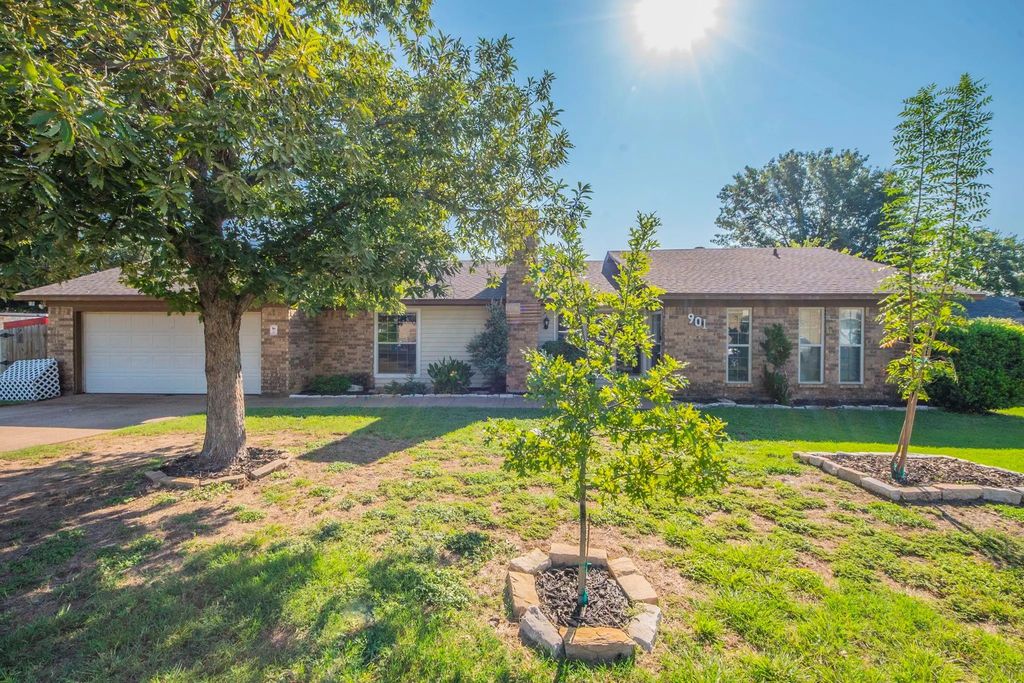 901 Cottonwood Trail, Benbrook