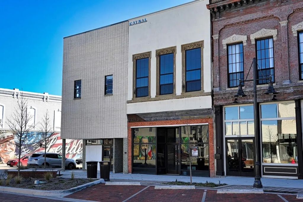 202 W Main Street, Denison