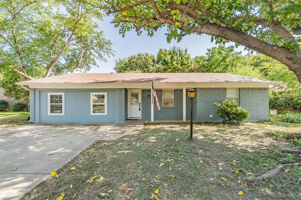 756 Nw Wood Street, Burleson