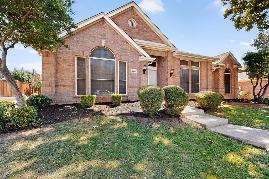 8420 Grand View Drive, North Richland Hills