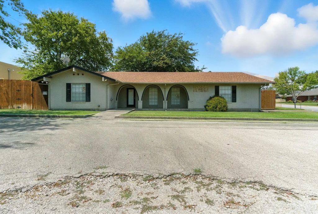 725 Red Oak Lane, Weatherford