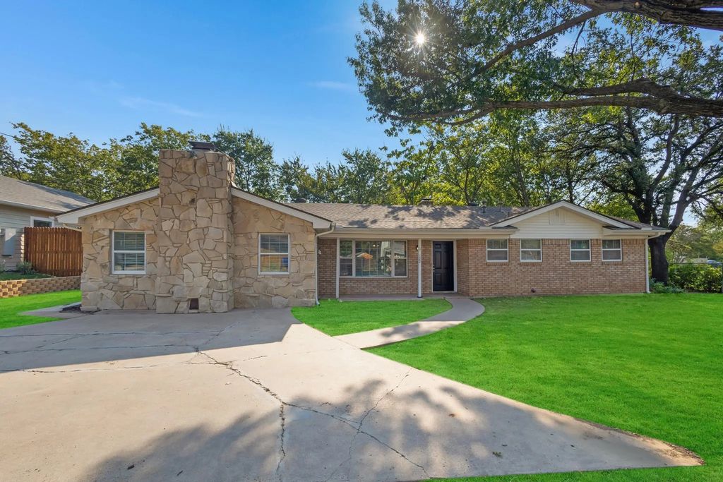 122 N College Avenue, Justin