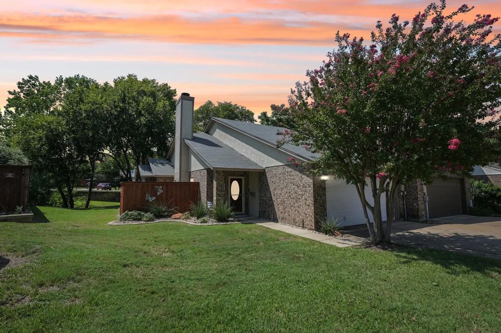1611 Willow Lane, Euless
