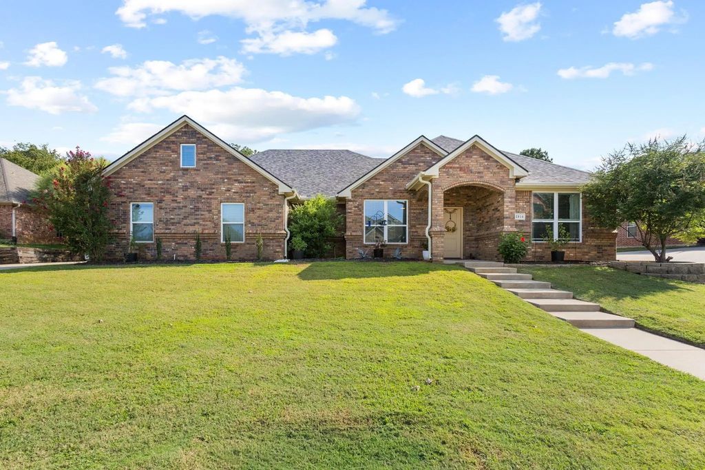 2914 Village Circle, Denison