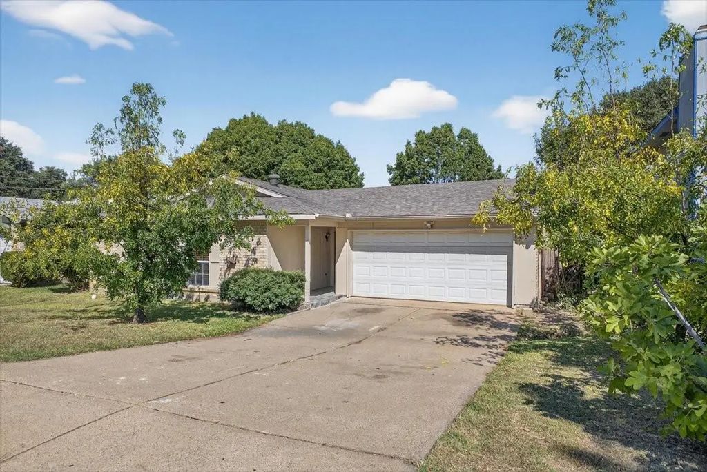 2203 Newbury Drive, Arlington