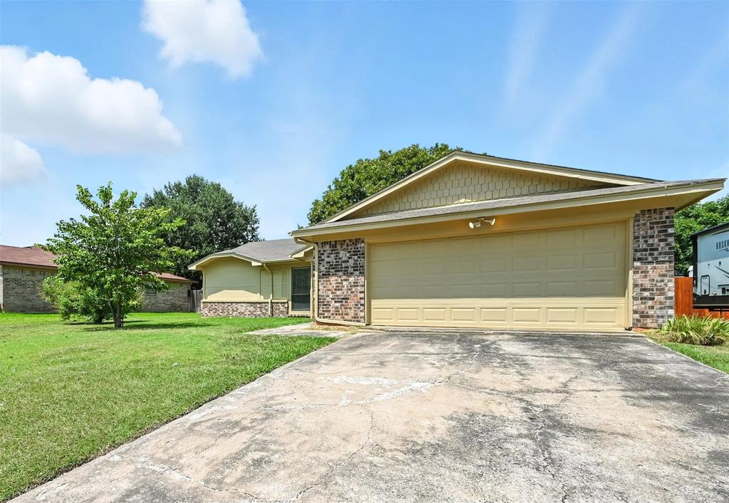 1333 Mercedes Street, Benbrook