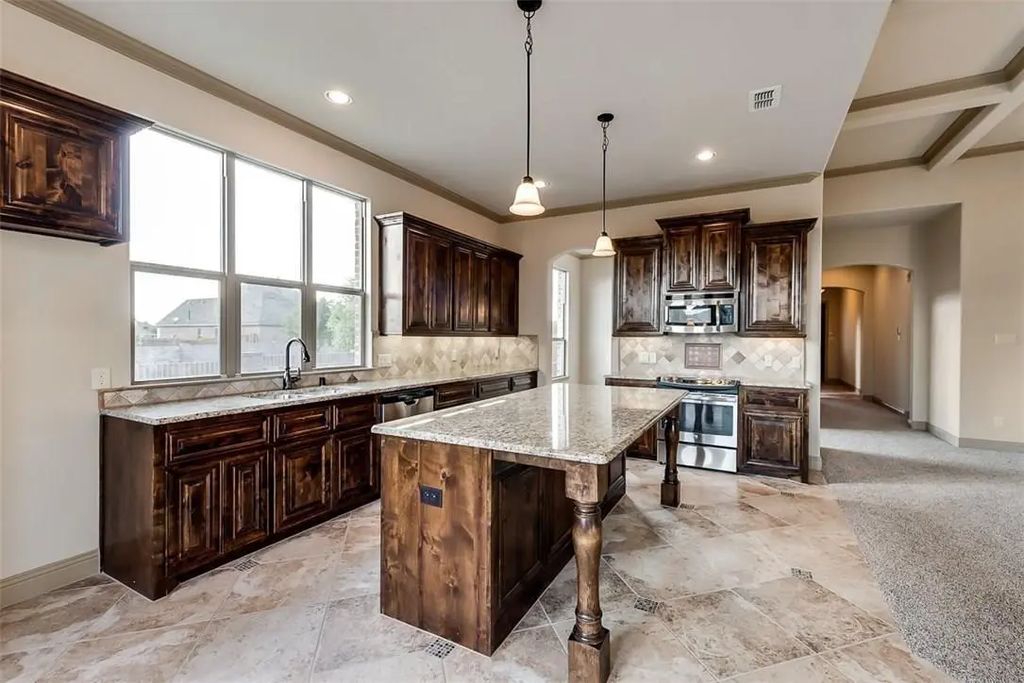 100 Manor Lane, Waxahachie