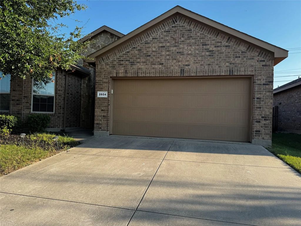 2604 Triangle Leaf Drive, Fort Worth