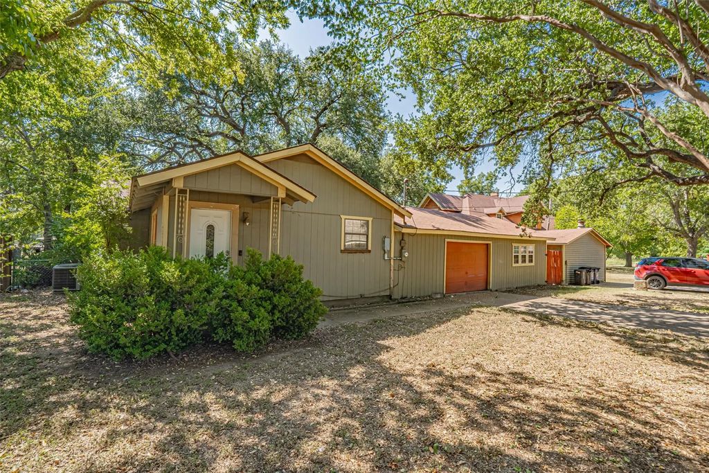 235 Cogdell Street, Granbury