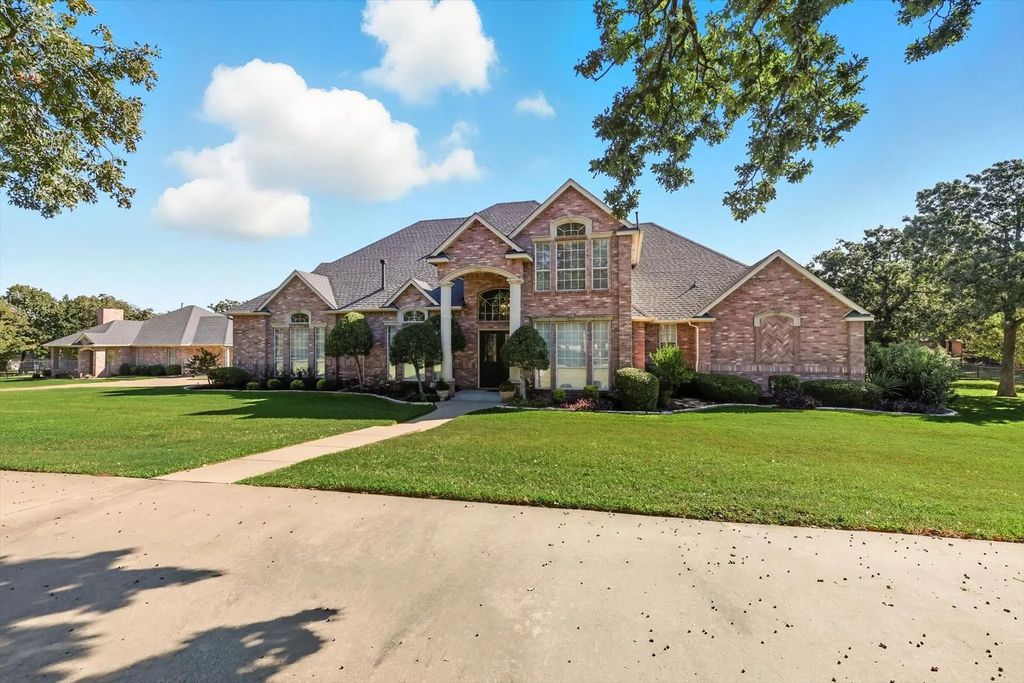 105 Enchanted Court N, Burleson