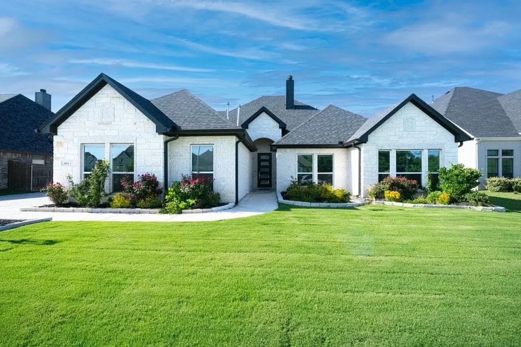 1024 Whisper Willows Drive, Fort Worth