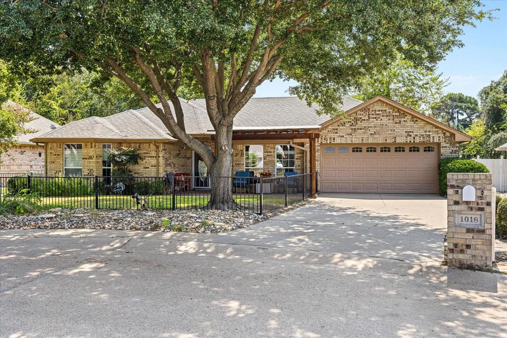 1016 Hayden Court, Granbury