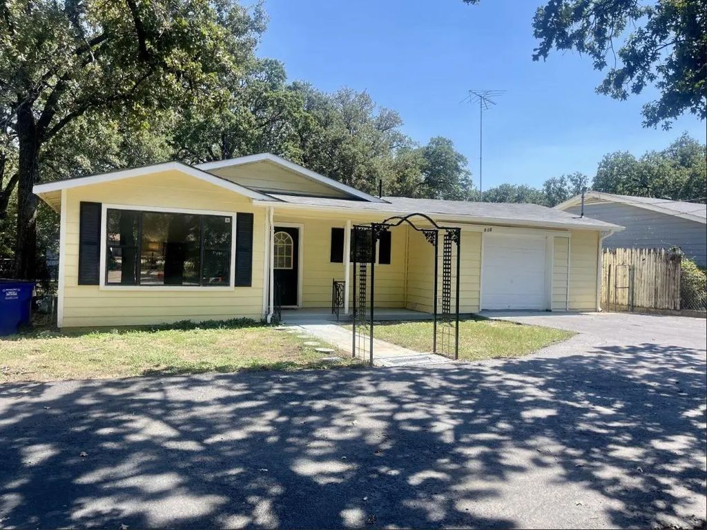 110 N Dick Price Road, Kennedale