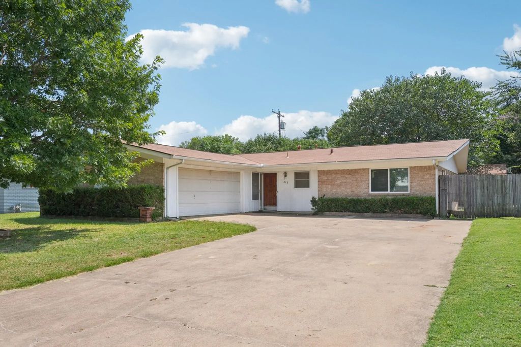 212 Hedgerow Lane, Lewisville
