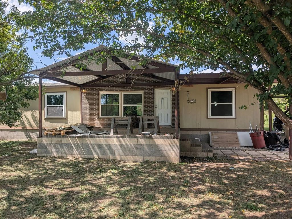 410 E Pecan Street, Bangs