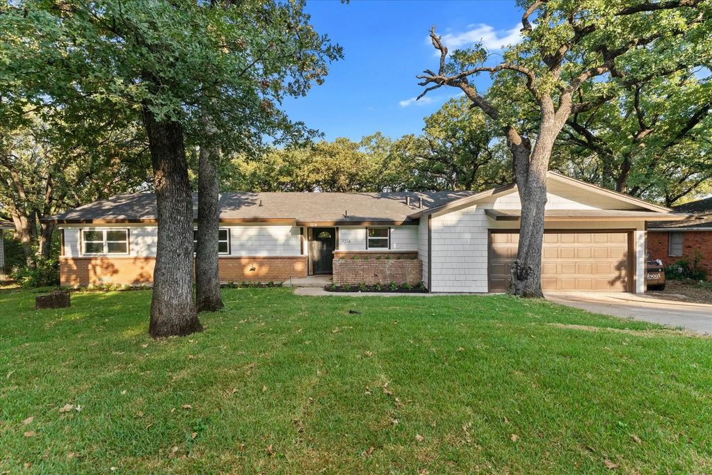 1216 Briarwood Boulevard, Arlington