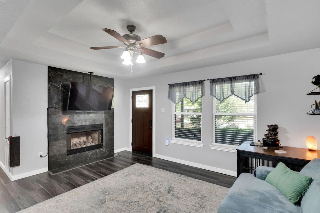 112 Lawndale Drive, Waxahachie