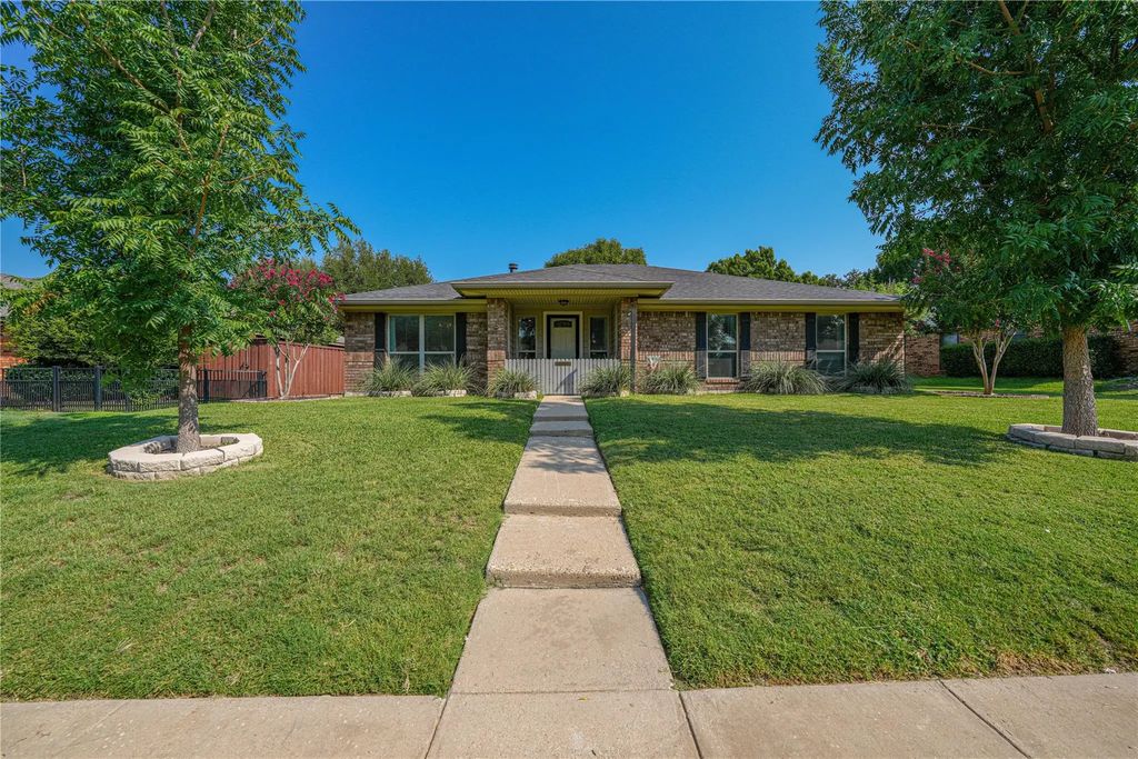 805 Baxter Drive, Plano