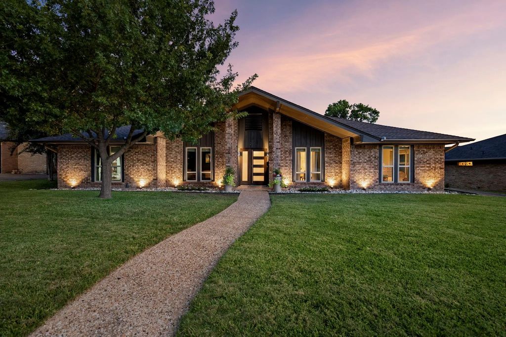 2812 Carriage Lane, Carrollton