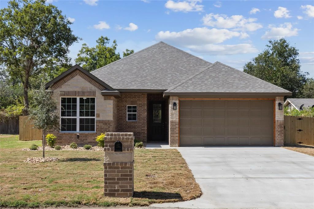 605 Madison Street, Cleburne
