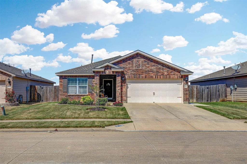 736 Lazycrest Drive, Fort Worth