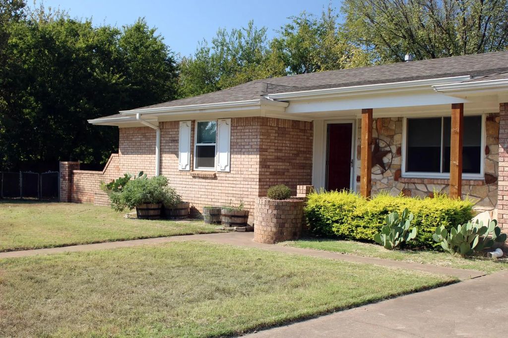 719 Lipan Drive, Granbury