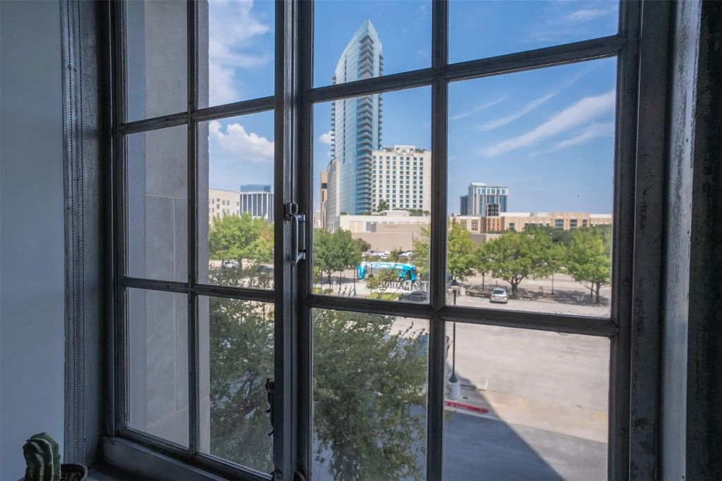 221 W Lancaster Avenue 2012, Fort Worth